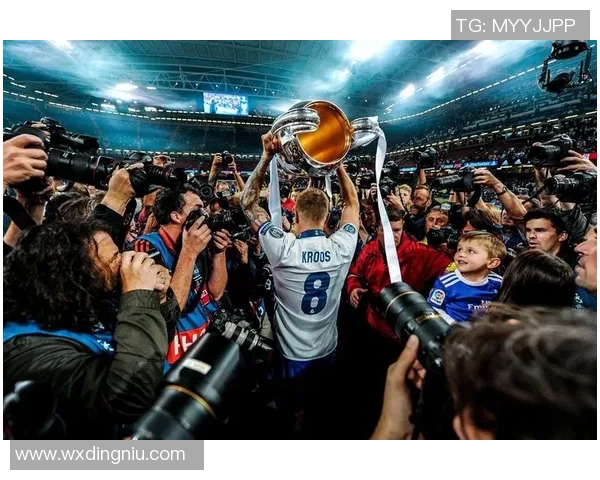 德国足球传奇明星退役之路与夺冠辉煌回顾